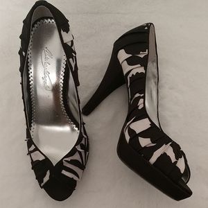 New Black & White Michaelangelo Shadow Heels 8.5